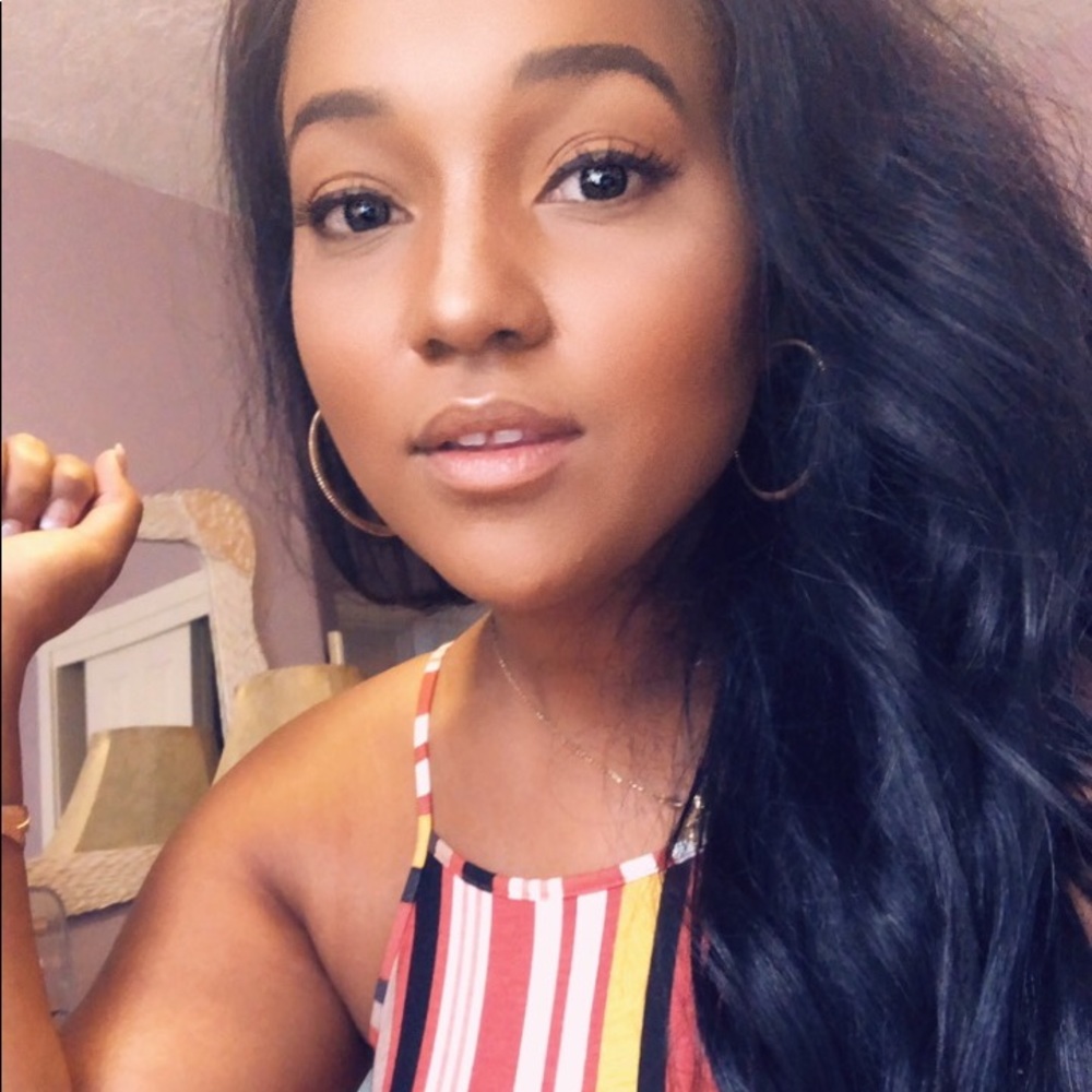 Meet your Posher, Monique